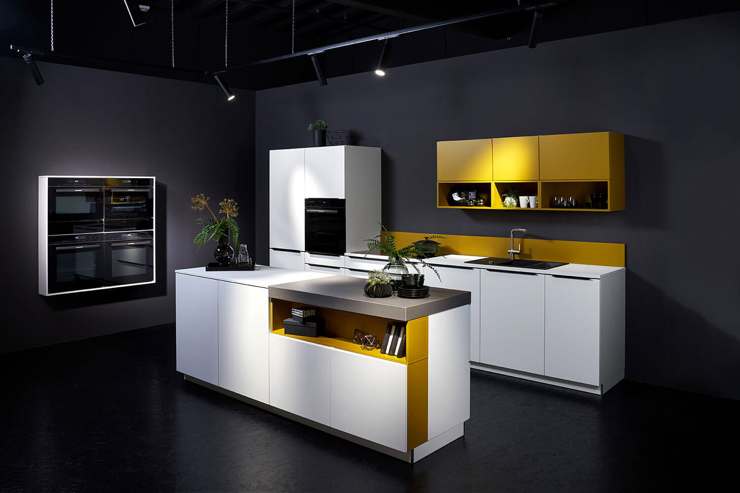 moderne Küchenplanung mit Kücheninsel in weiß mit gelben Akzenten