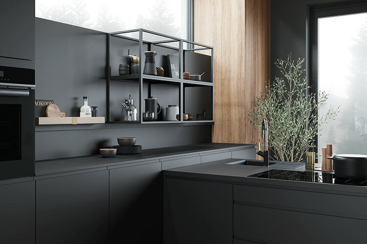 schwarze Küche mit Regalen und Kochbereich